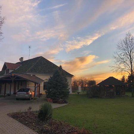 Apartmanove Ubytovanie Pod Dubom Polny Kesov Exterior foto